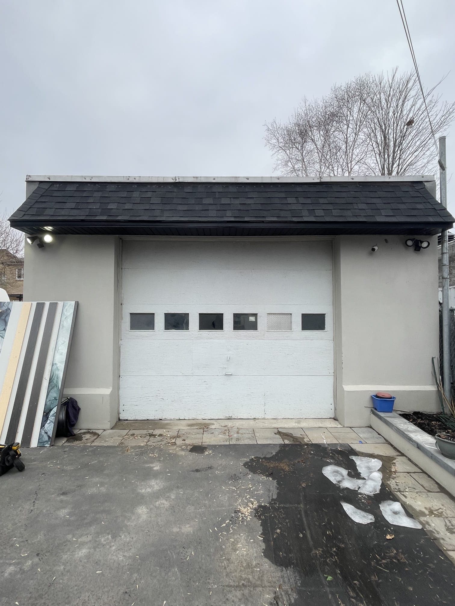 Façade résidentielle avec porte de garage