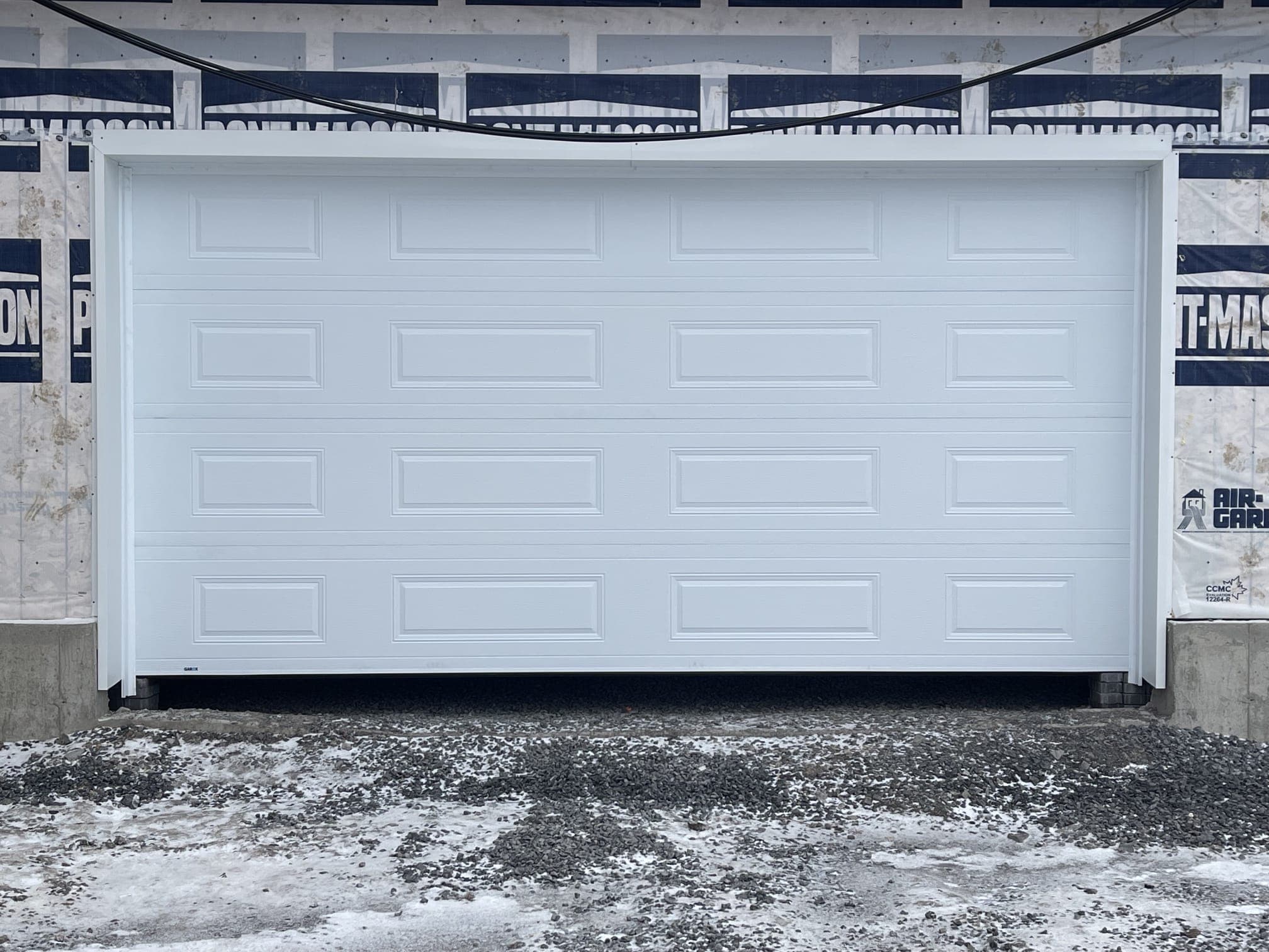 Nouvelle porte de garage blanche installée